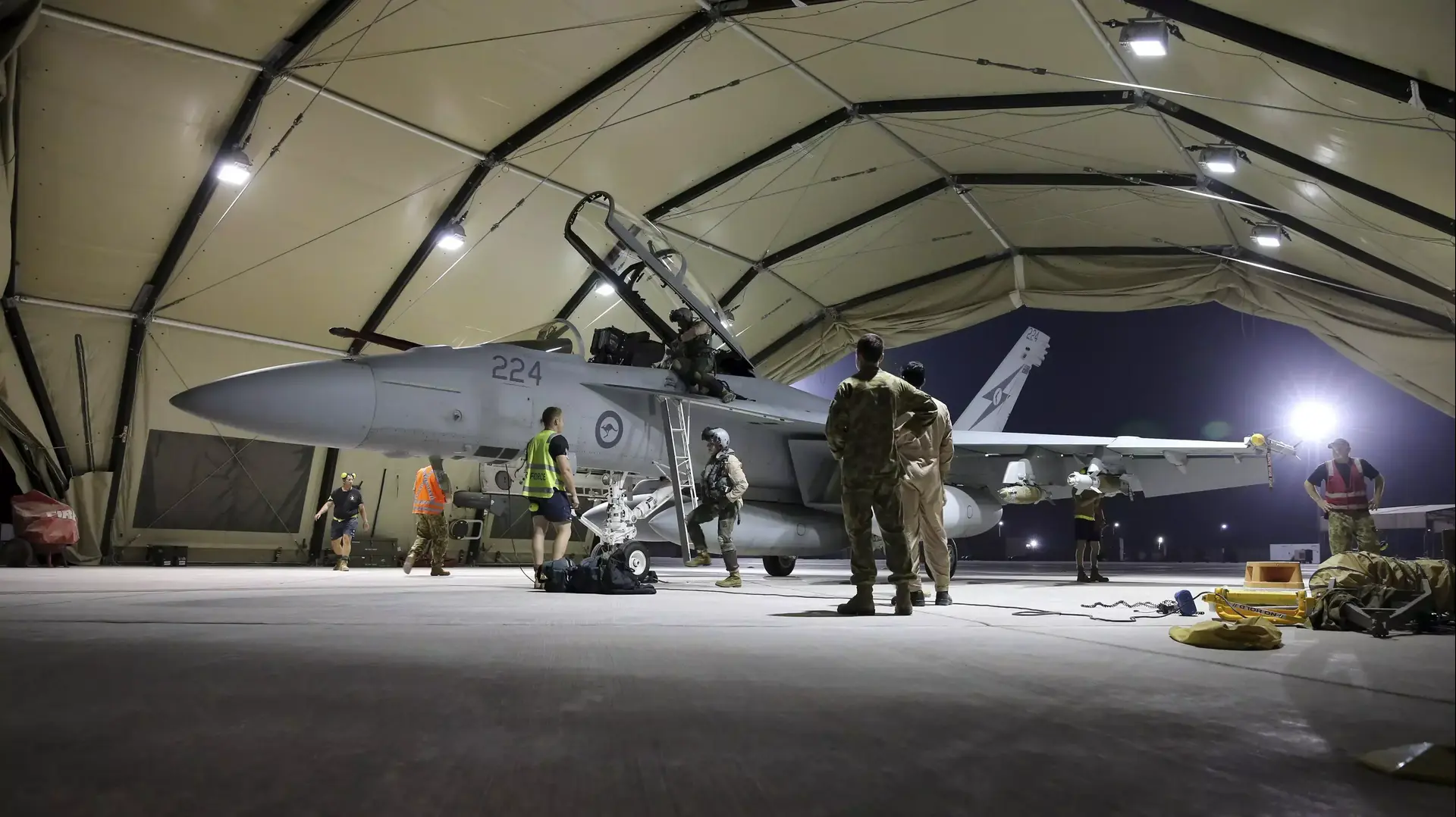 מטוס F-18 של צבא אוסטרליה שב ממשימה קרבית באזור עיראק נגד מטרות המדינה האיסלאמית  אוקטובר 2014