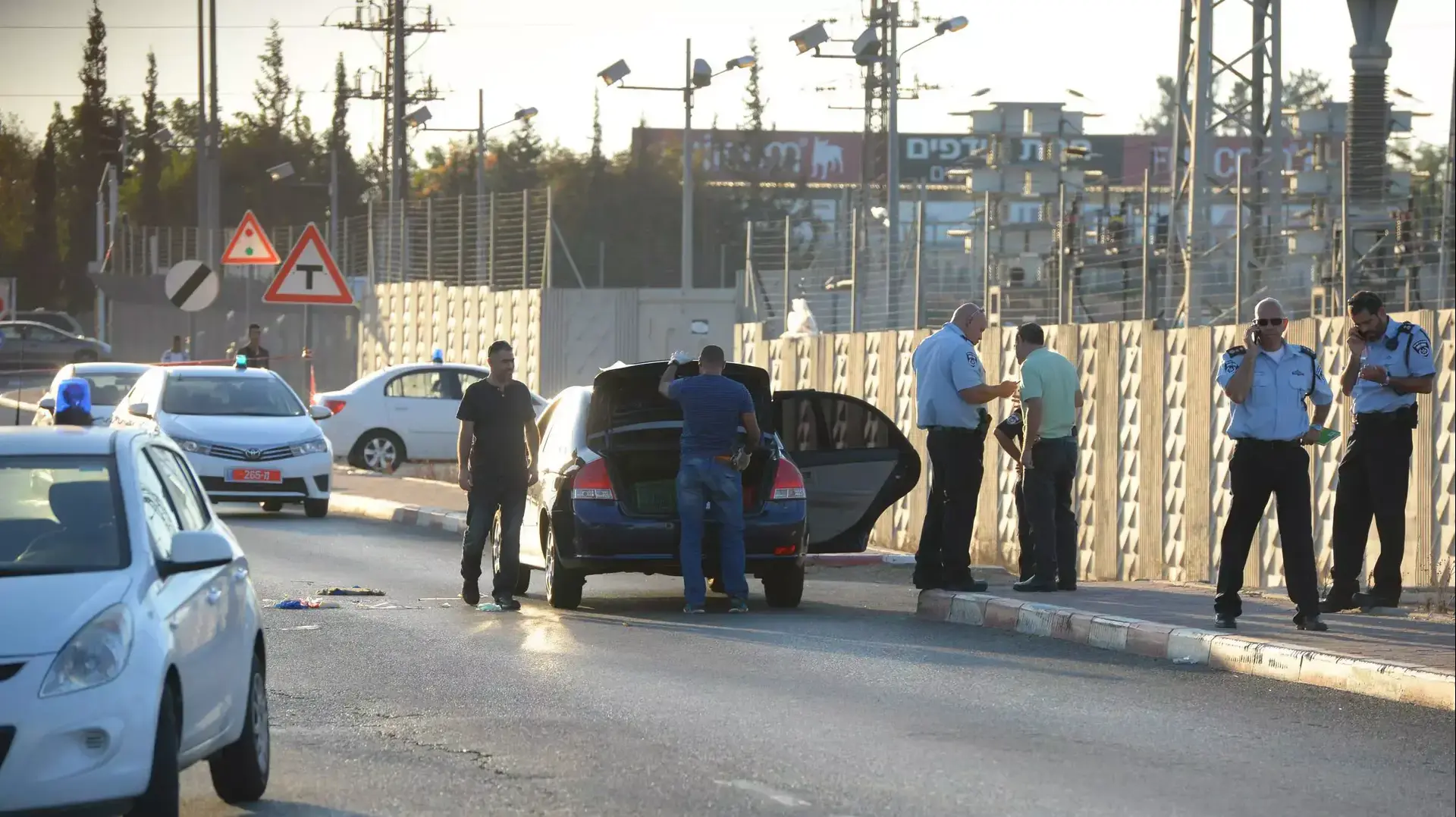 זירת אירוע התקיפה, הכניסה לבארות יצחק. אוקטובר 2014 זירת אירוע התקיפה, הכניסה לבארות יצחק. אוקטובר 2014