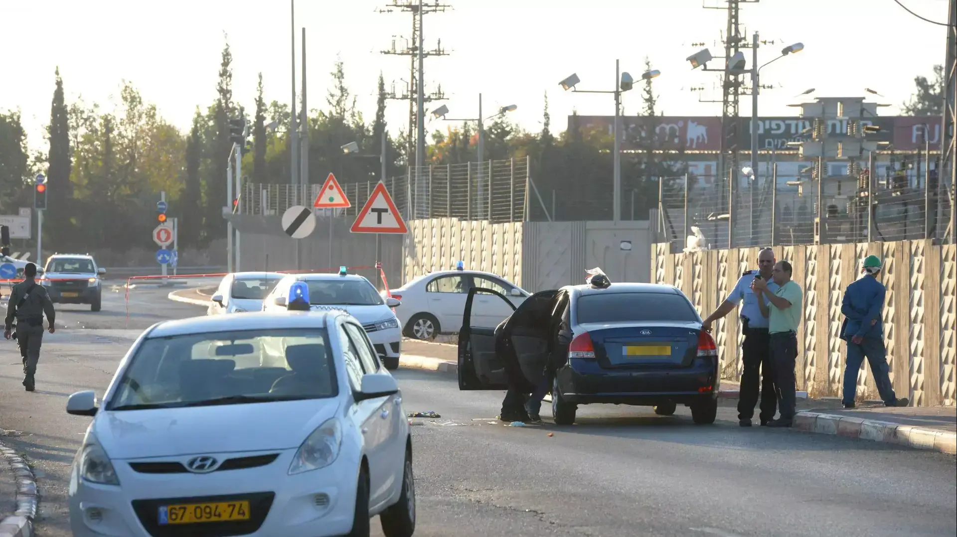 זירת אירוע התקיפה, הכניסה לבארות יצחק. אוקטובר 2014 זירת אירוע התקיפה, הכניסה לבארות יצחק. אוקטובר 2014