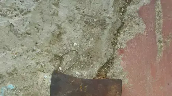 הגרזן עימו הותקפה נערה בכניסה לבארות יצחק על ידי בן זוגה. אוקטובר2014