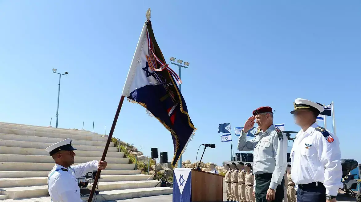 הרמטכ"ל בני גנץ טקס הענקת צל"ש לקומנדו הימי, בבסיס חיל הים בעתלית. אוקטובר 2014