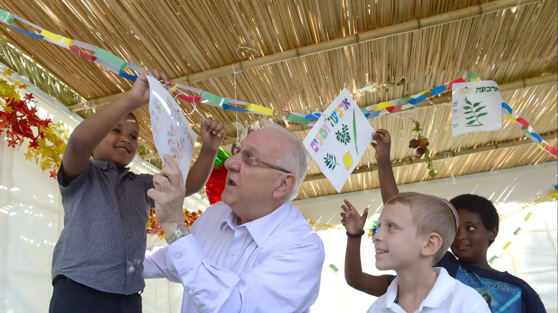 נשיא המדינה ראובן ריבלין מקשט את סוכתו יחד עם ילדי ירושלים לקראת "הסוכה הפתוחה" שתארח את אלפי אזרחי ישראל בחול המועד סוכות נשיא המדינה ראובן ריבלין מקשט את סוכתו יחד עם ילדי ירושלים לקראת "הסוכה הפתוחה" שתארח את אלפי אזרחי ישראל בחול המועד סוכות
