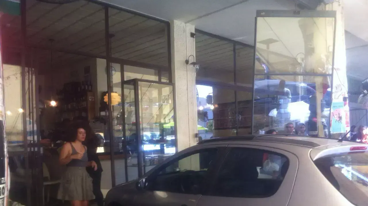 רכב נכנס לתוך קפה תחתית בלינקולן תל אביב רכב נכנס לתוך קפה תחתית בלינקולן תל אביב