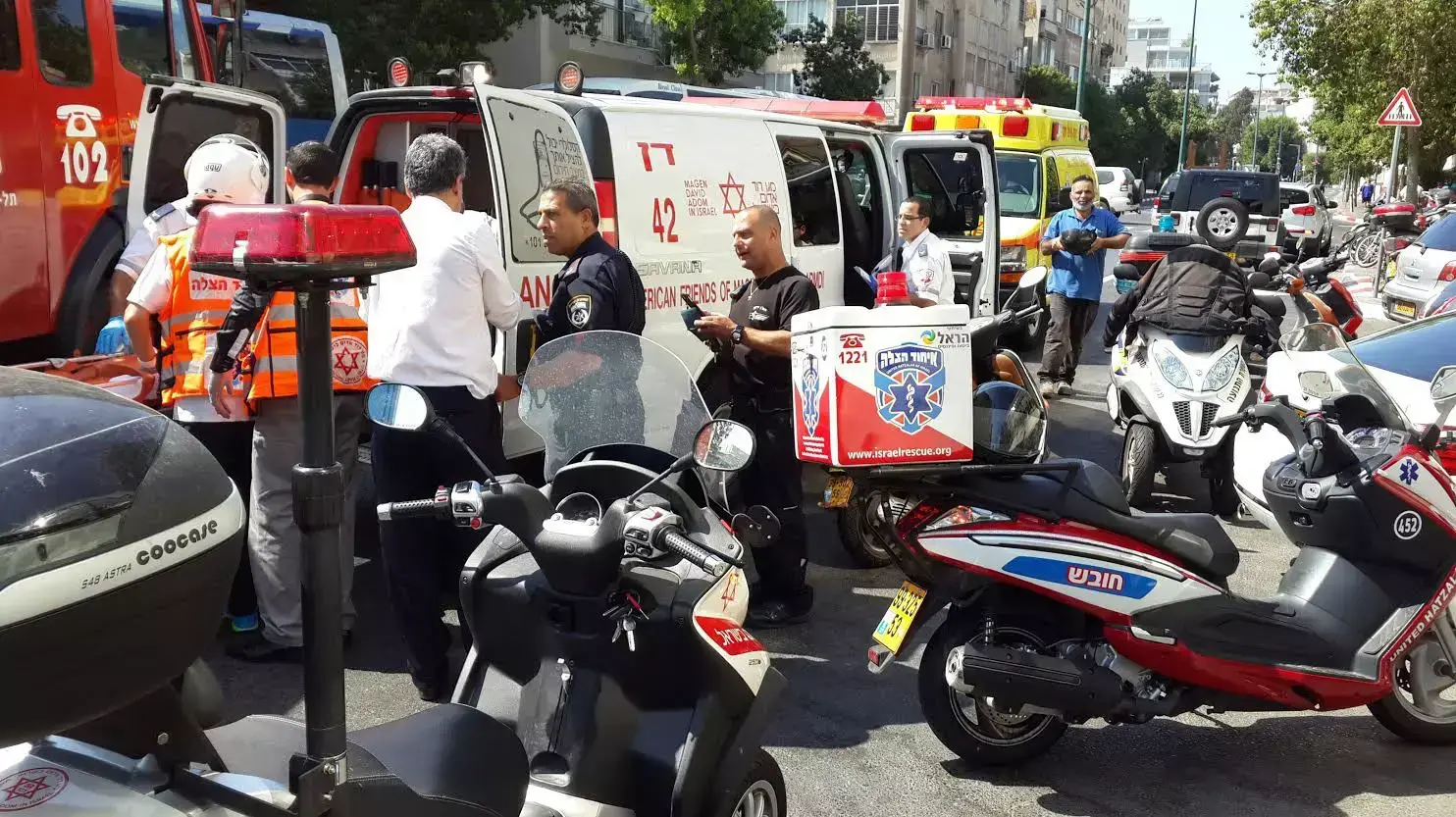 רכב נכנס בבית הקפה התחתית בתל אביב רכב נכנס בבית הקפה התחתית בתל אביב