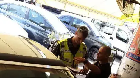 רכב נכנס בבית הקפה התחתית בתל אביב רכב נכנס בבית הקפה התחתית בתל אביב