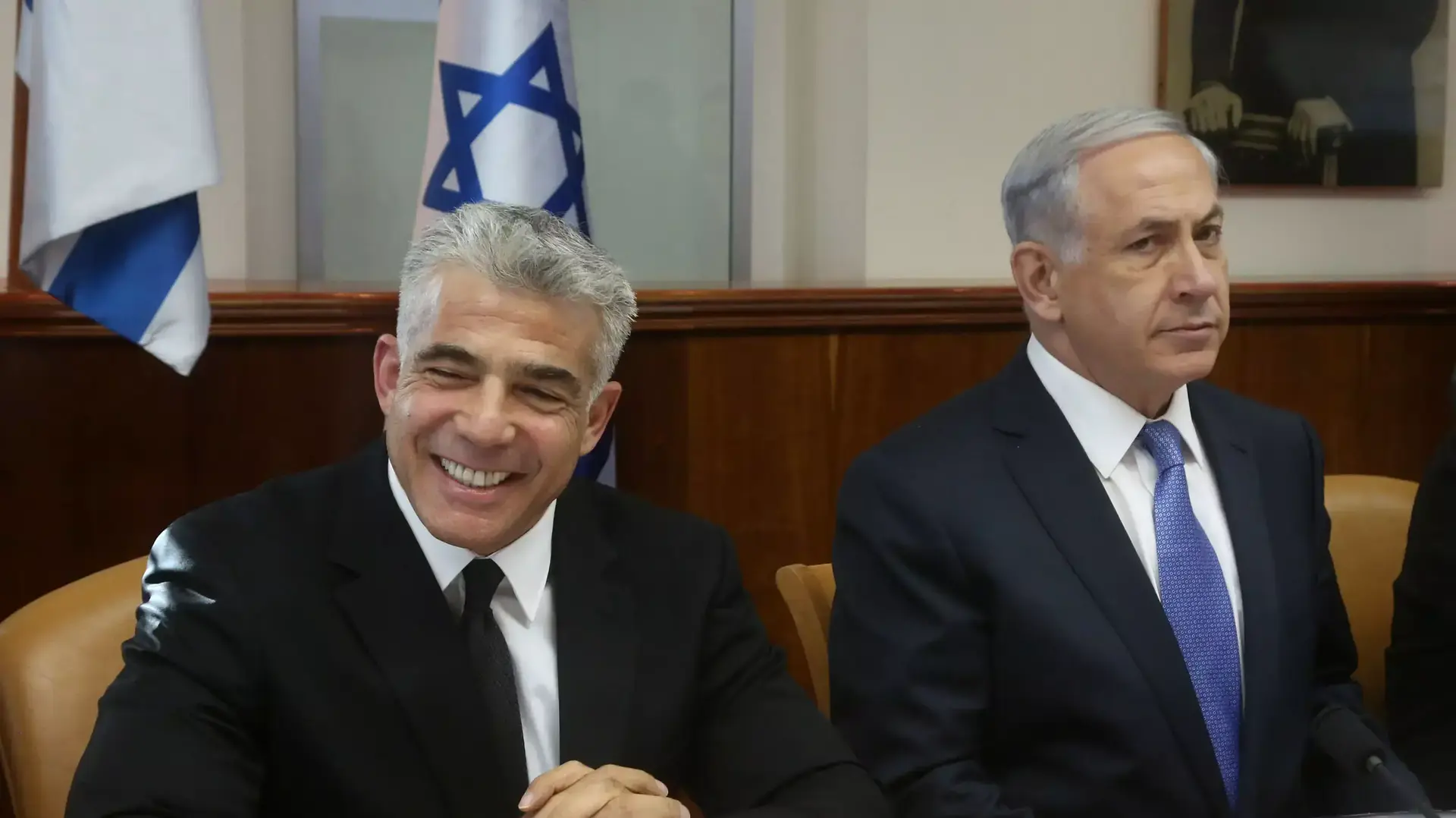 רוה"מ בנימין נתניהו ושר האוצר יאיר לפיד בישיבת הממשלה, אוקטובר 2014 רוה"מ בנימין נתניהו ושר האוצר יאיר לפיד בישיבת הממשלה, אוקטובר 2014