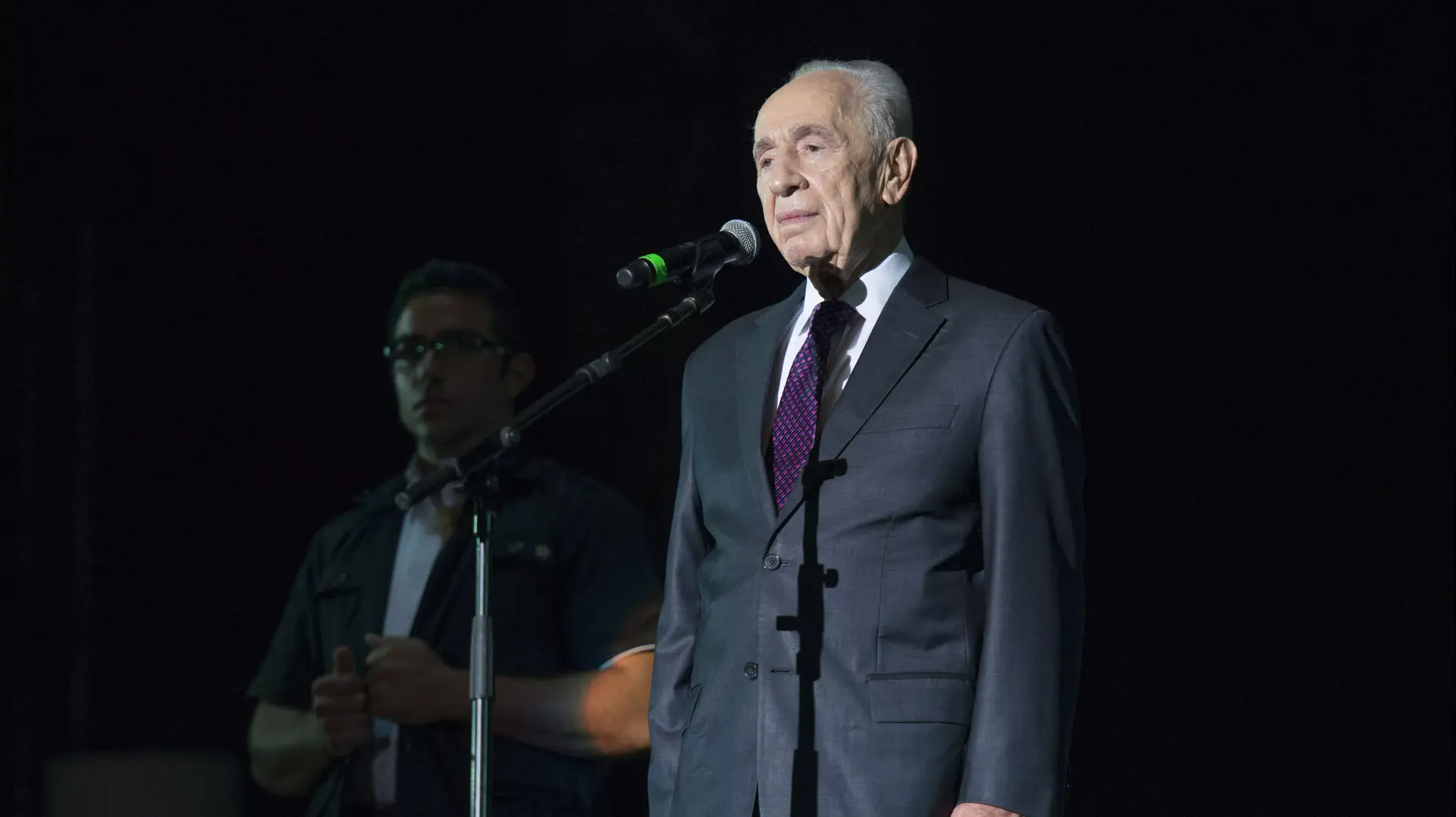 שמעון פרס במופע מחווה לאריק איינשטיין שמעון פרס במופע מחווה לאריק איינשטיין
