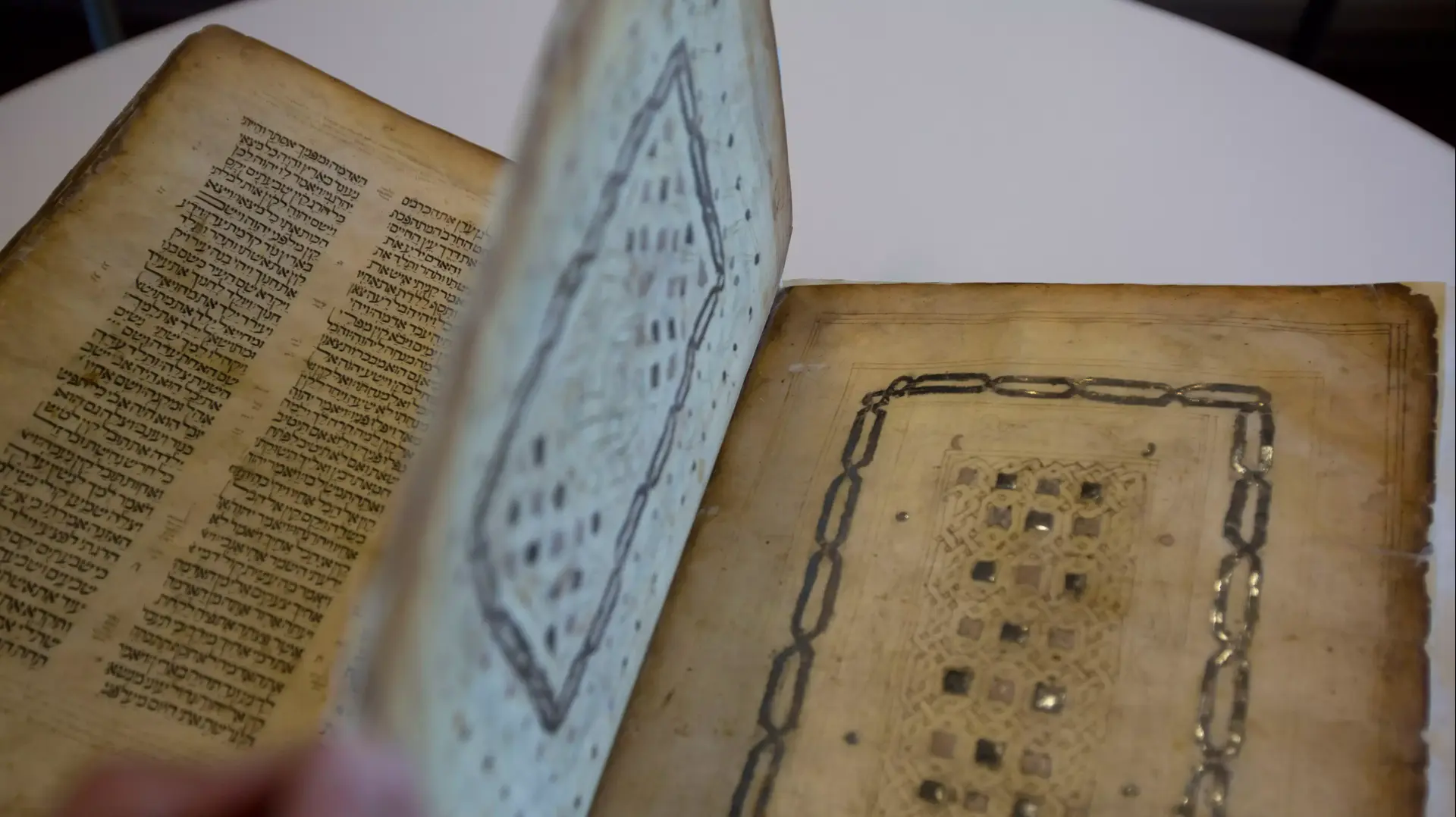 ספר תנ"ך שהוברח מסוריה לישראל בפעילות של המוסד והוצג בספרייה הלאומית, 5 באוקטובר 2014 ספר תנ"ך שהוברח מסוריה לישראל בפעילות של המוסד והוצג בספרייה הלאומית, 5 באוקטובר 2014