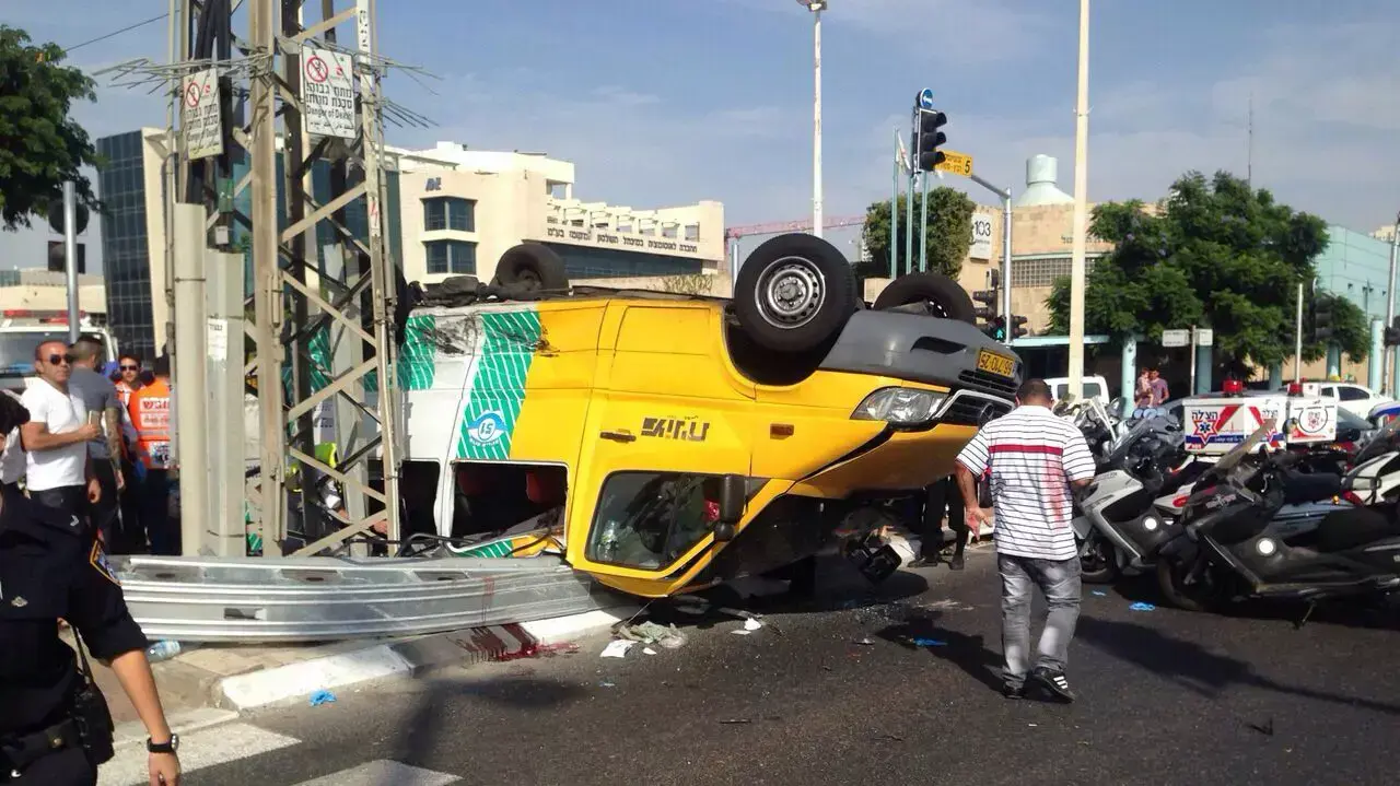 מונית השירות שהתהפכה בפתח תקווה מונית השירות שהתהפכה בפתח תקווה