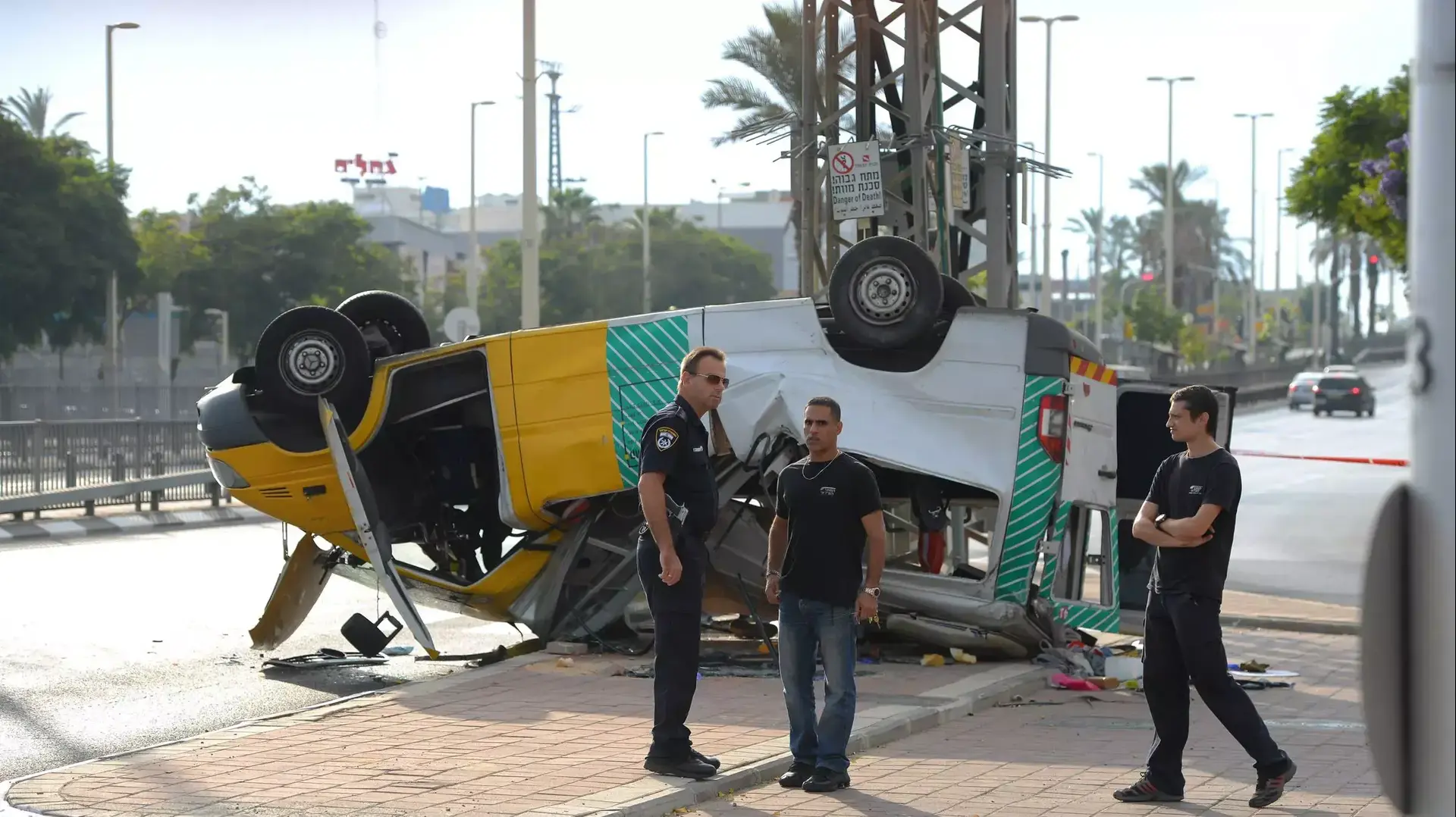 שמונה פצועים בהתהפכות מונית שירות בפתח תקווה, אוקטובר 2014 שמונה פצועים בהתהפכות מונית שירות בפתח תקווה, אוקטובר 2014