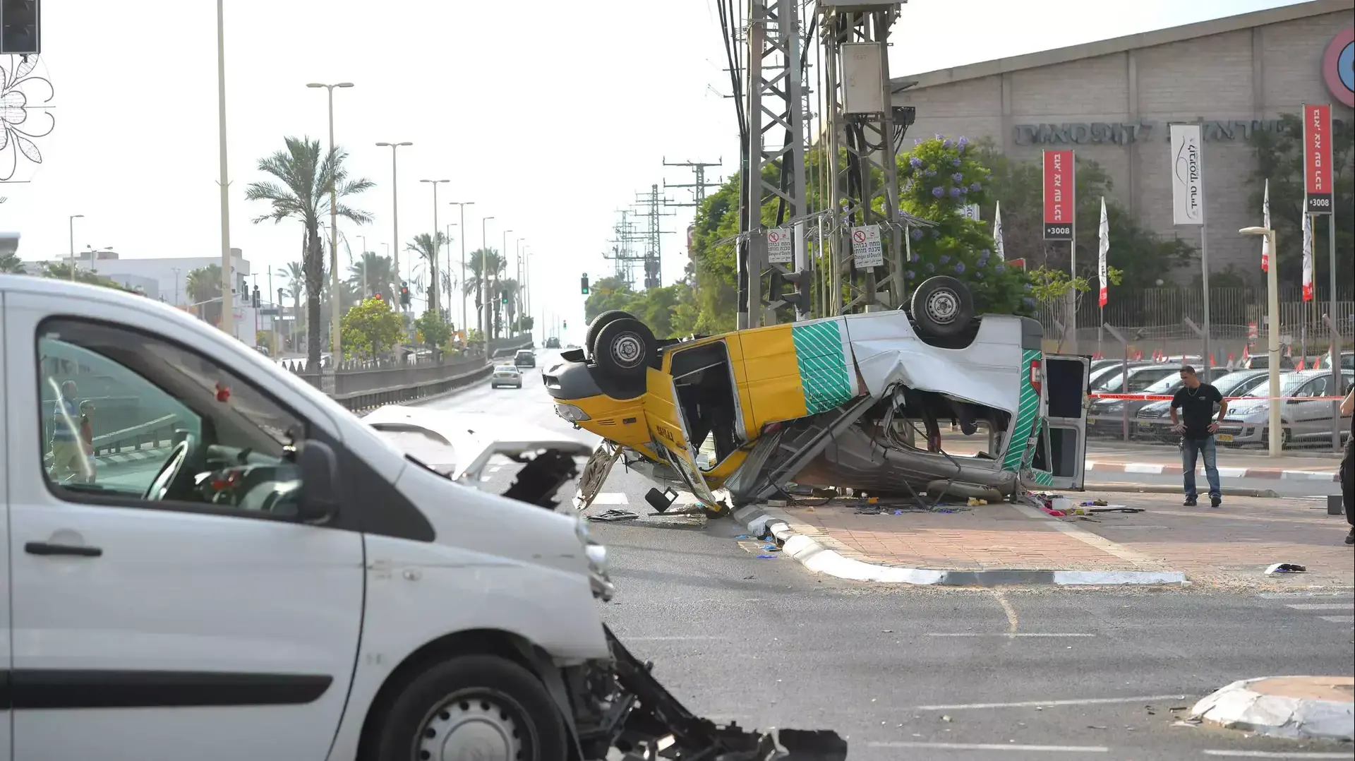 שמונה פצועים בהתהפכות מונית שירות בפתח תקווה, אוקטובר 2014 שמונה פצועים בהתהפכות מונית שירות בפתח תקווה, אוקטובר 2014