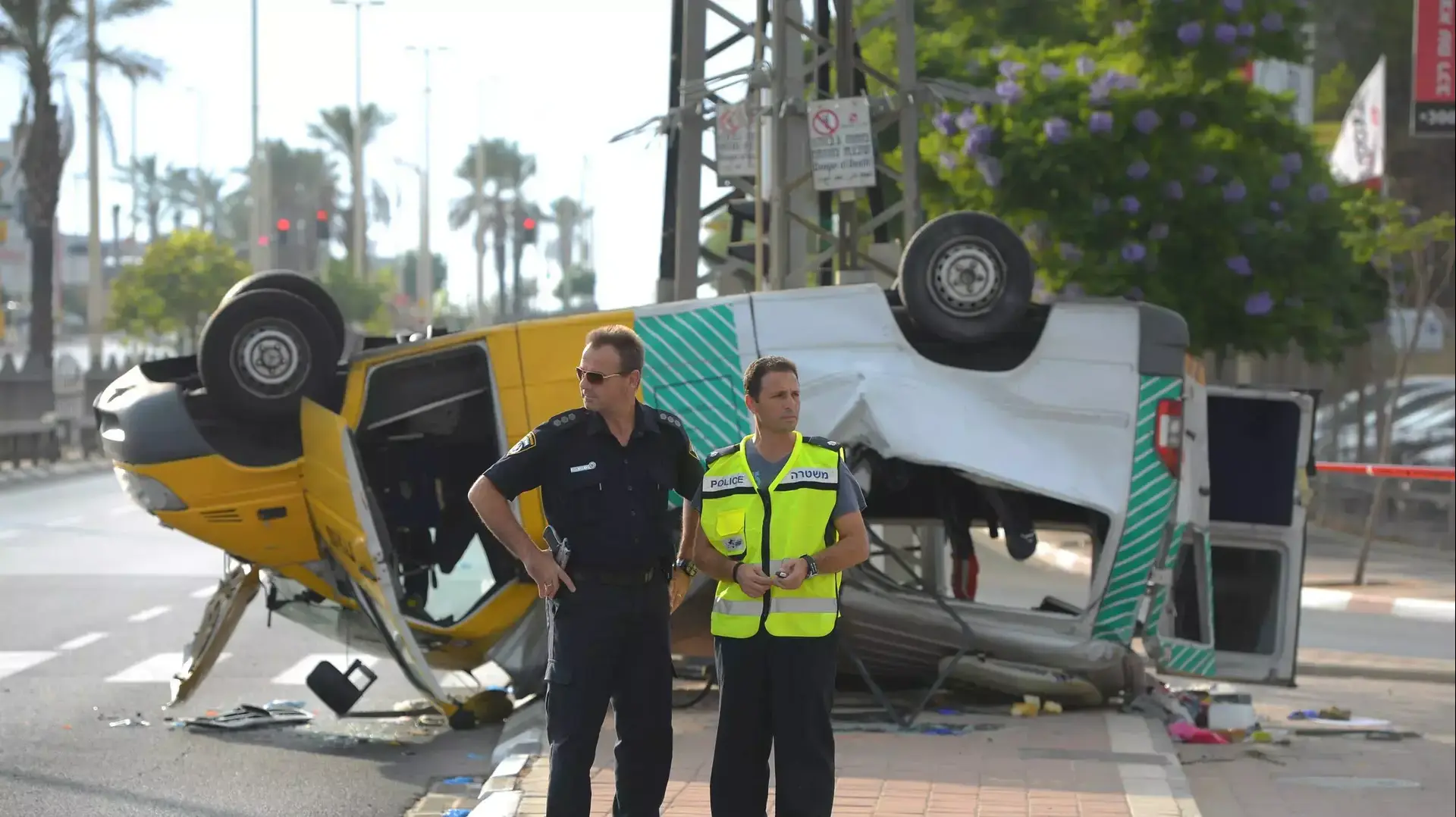 שמונה פצועים בהתהפכות מונית שירות בפתח תקווה, אוקטובר 2014 שמונה פצועים בהתהפכות מונית שירות בפתח תקווה, אוקטובר 2014