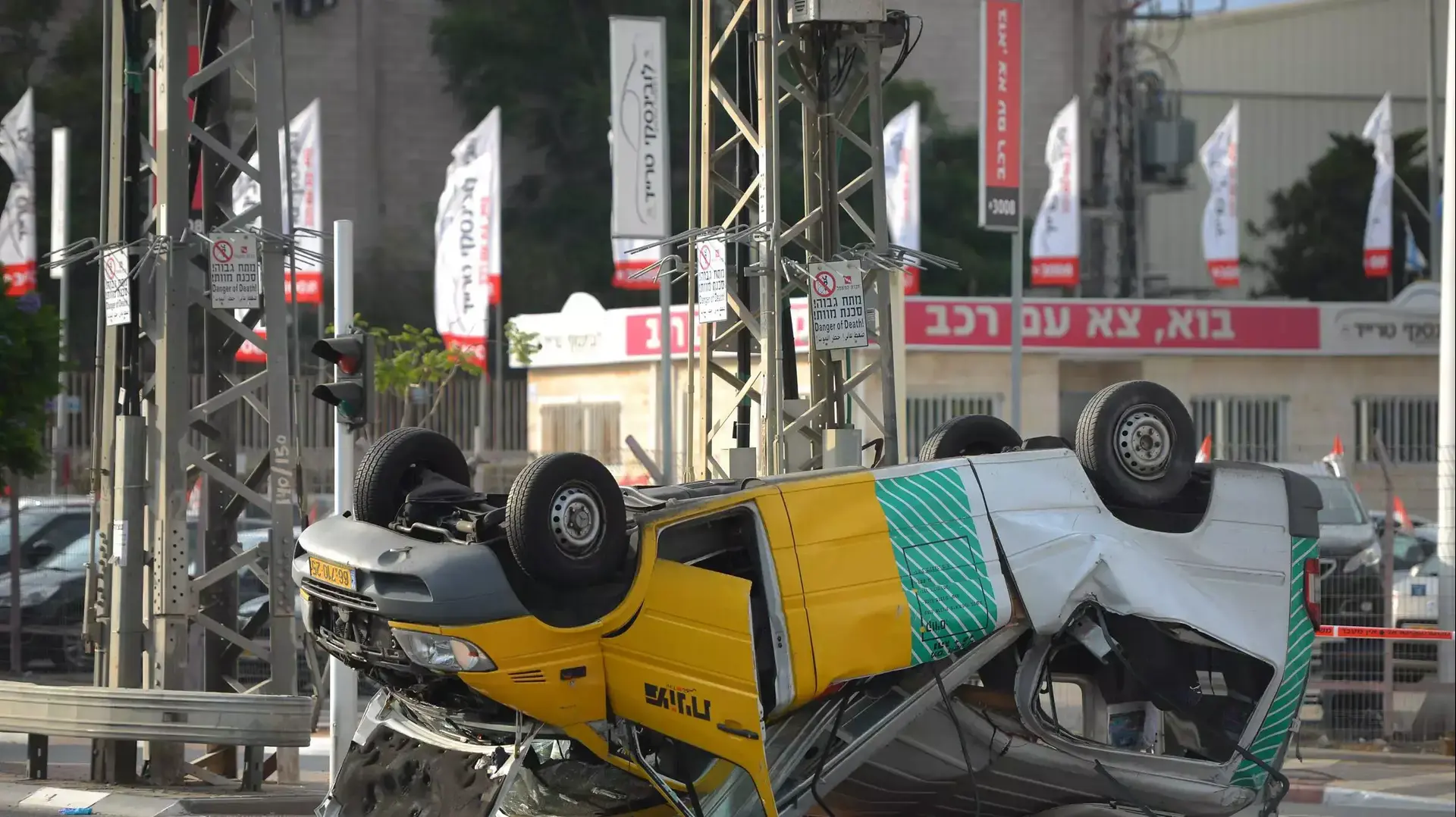 שמונה פצועים בהתהפכות מונית שירות בפתח תקווה, אוקטובר 2014 שמונה פצועים בהתהפכות מונית שירות בפתח תקווה, אוקטובר 2014