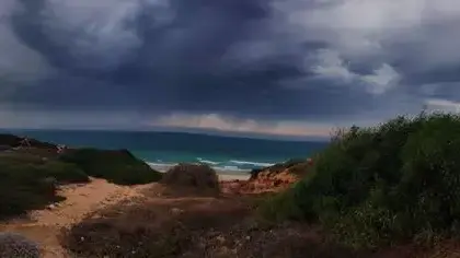 מזג האוויר החורפי בחוף צוקי ים מזג האוויר החורפי בחוף צוקי ים