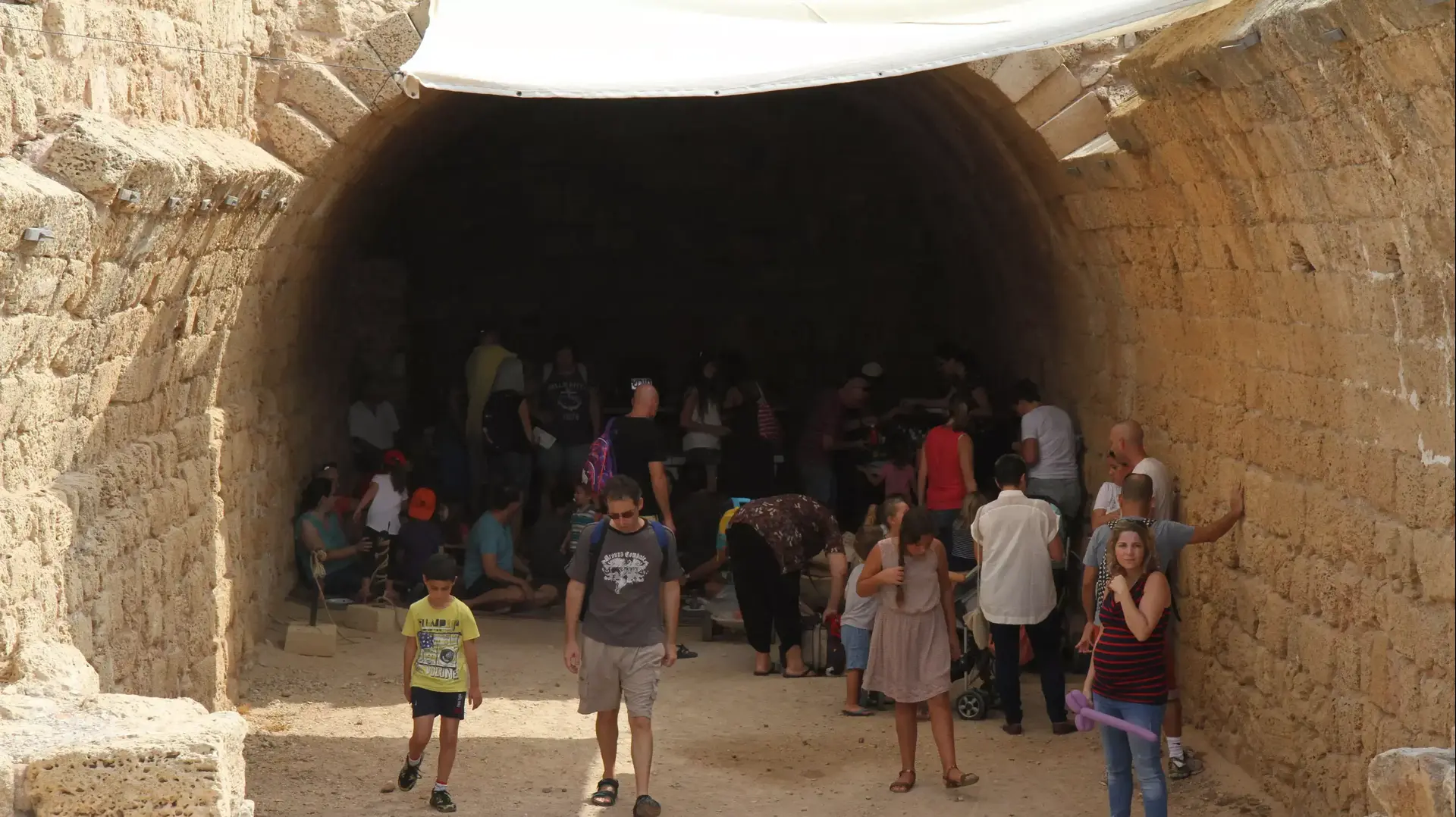 מטיילים בגן הלאומי קיסרה, 11 באוקטובר 2014 מטיילים בגן הלאומי קיסרה, 11 באוקטובר 2014