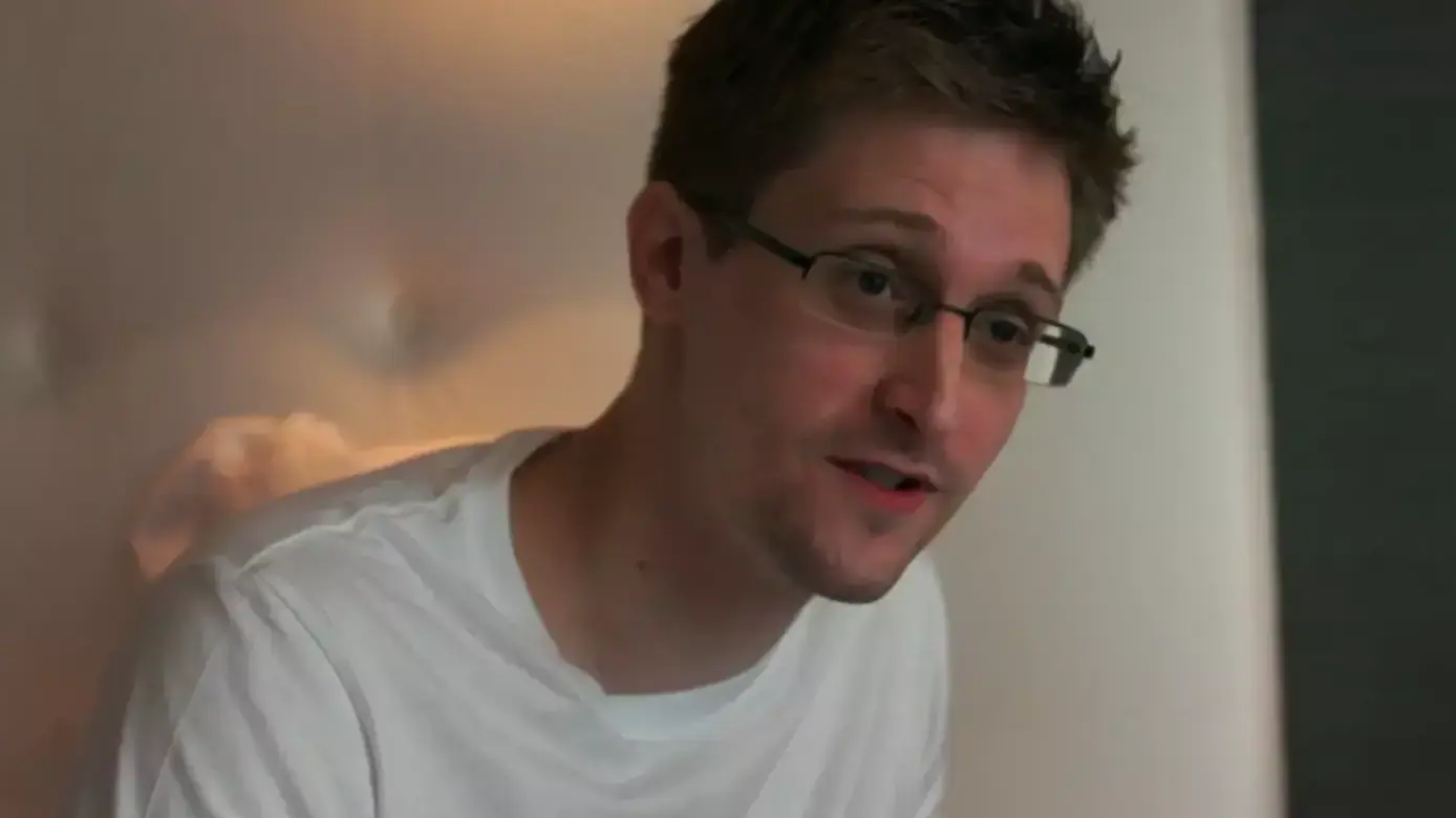 אדוארד סנודן מתוך הסרט CITIZENFOUR הסוקר את הדלפות ה-NSA 2014 אדוארד סנודן מתוך הסרט CITIZENFOUR הסוקר את הדלפות ה-NSA 2014