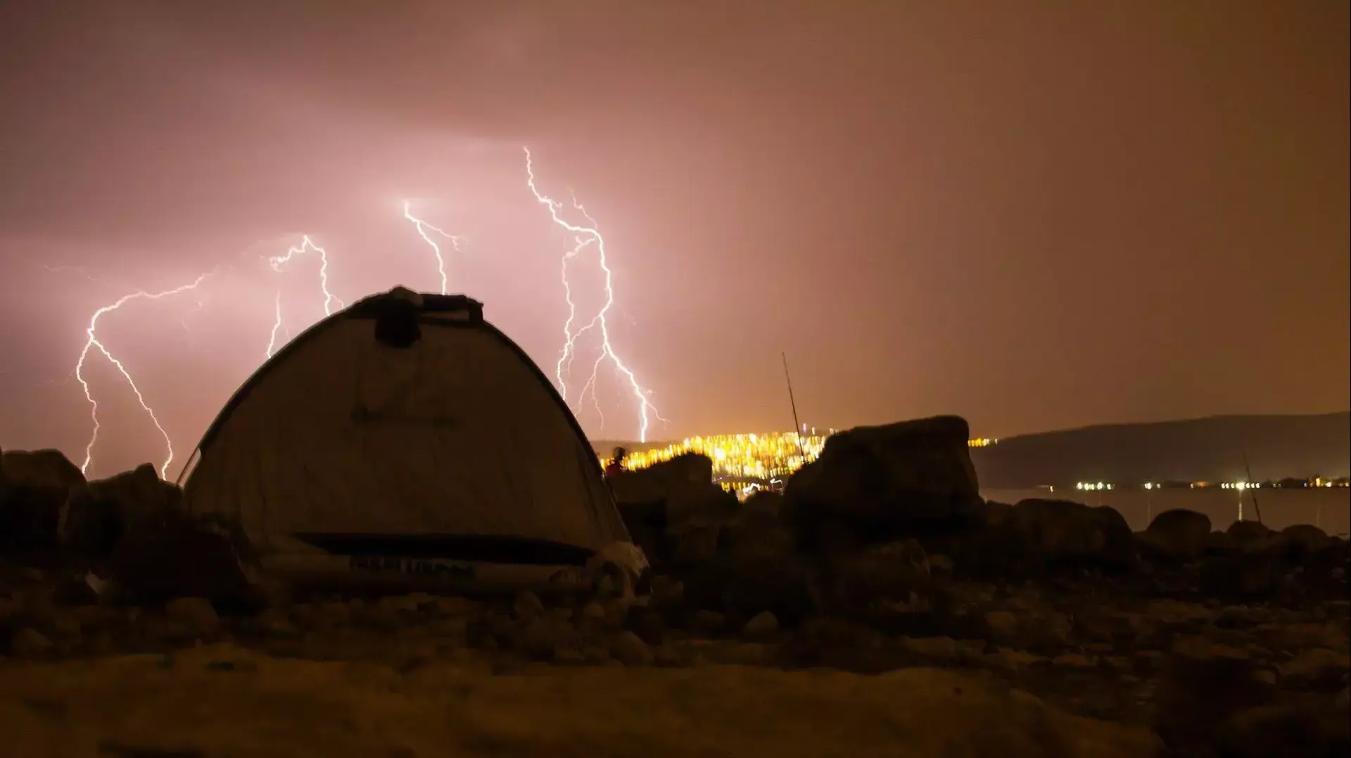 ברקים פוגעים בטבריה ובכינרת 