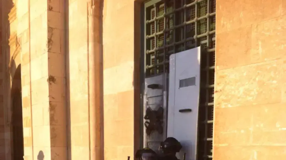 המשטרה פרצה להר הבית וסיכלה ניסיון לעורר מהומות במסגד אל אקצא, אוקטובר 2014 המשטרה פרצה להר הבית וסיכלה ניסיון לעורר מהומות במסגד אל אקצא, אוקטובר 2014