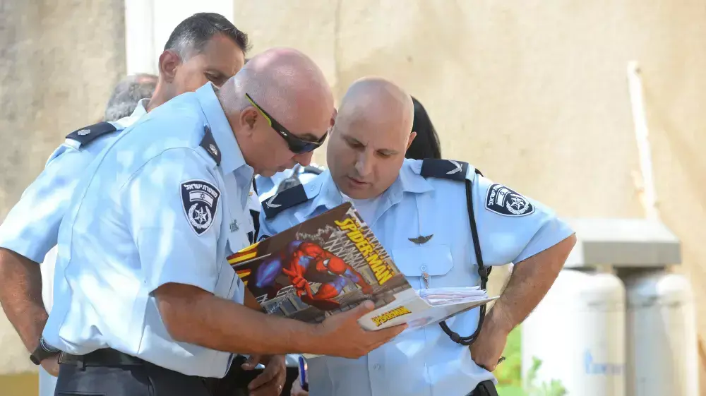תנ"צ יהודה בן עטר בודק את התיק האישי של החשוד ברצח בבית דגן, אוקטובר 2014 תנ"צ יהודה בן עטר בודק את התיק האישי של החשוד ברצח בבית דגן, אוקטובר 2014