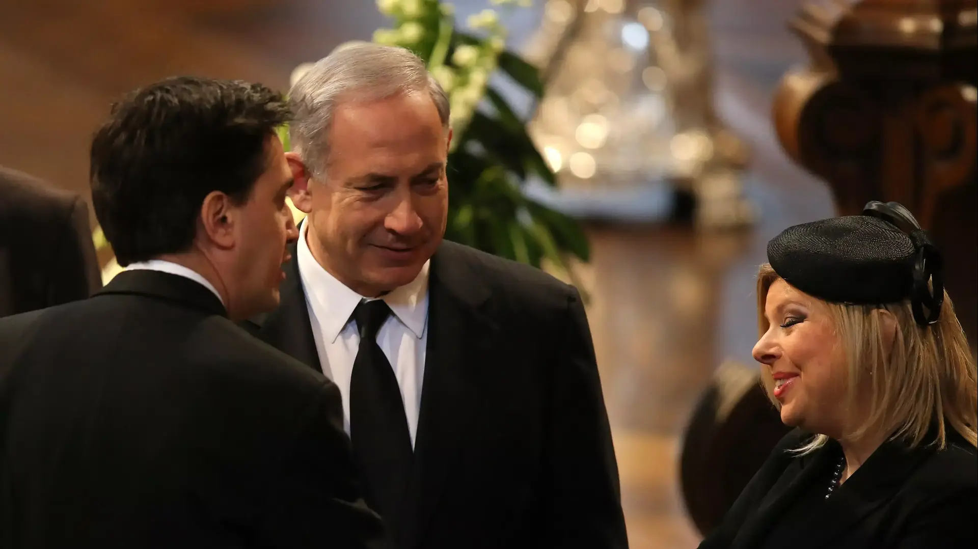 מנהיג הלייבור אד מיליבנד עם בני הזוג נתניהו בהלוויה של מרגרט תאצ'ר לונדון, אפריל 2013 מנהיג הלייבור אד מיליבנד עם בני הזוג נתניהו בהלוויה של מרגרט תאצ'ר לונדון, אפריל 2013