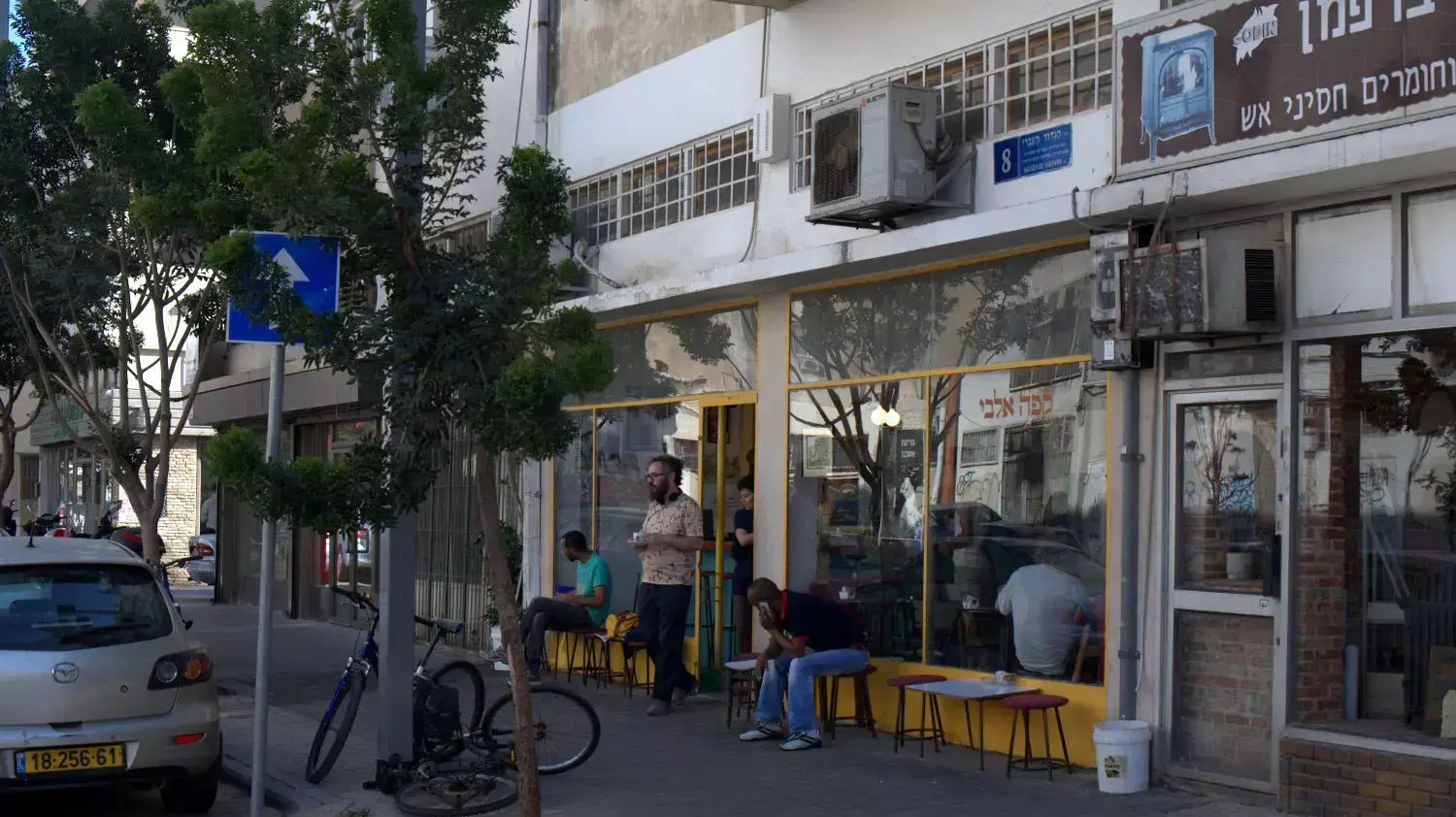 בית הקפה בו עפ"י החשד היתה מעורבת הזמרת המפורסמת בתגובה בית הקפה בו עפ"י החשד היתה מעורבת הזמרת המפורסמת בתגובה