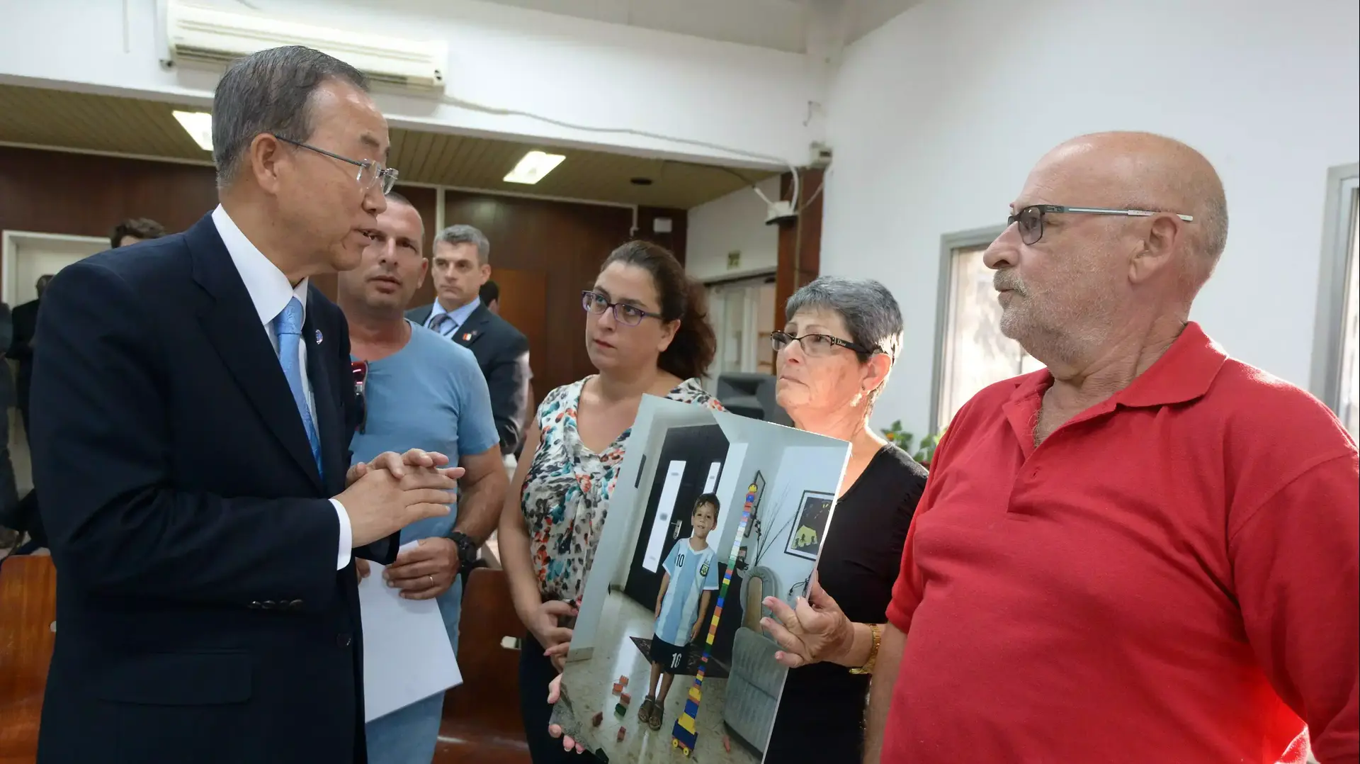 מזכ"ל האום באן קי מון נפגש עם אזרחים מקיבוץ נירים מזכ"ל האום באן קי מון נפגש עם אזרחים מקיבוץ נירים