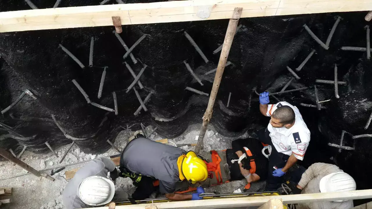 חילוץ פועל שנפל לבור באתר בנייה בתל אביב חילוץ פועל שנפל לבור באתר בנייה בתל אביב