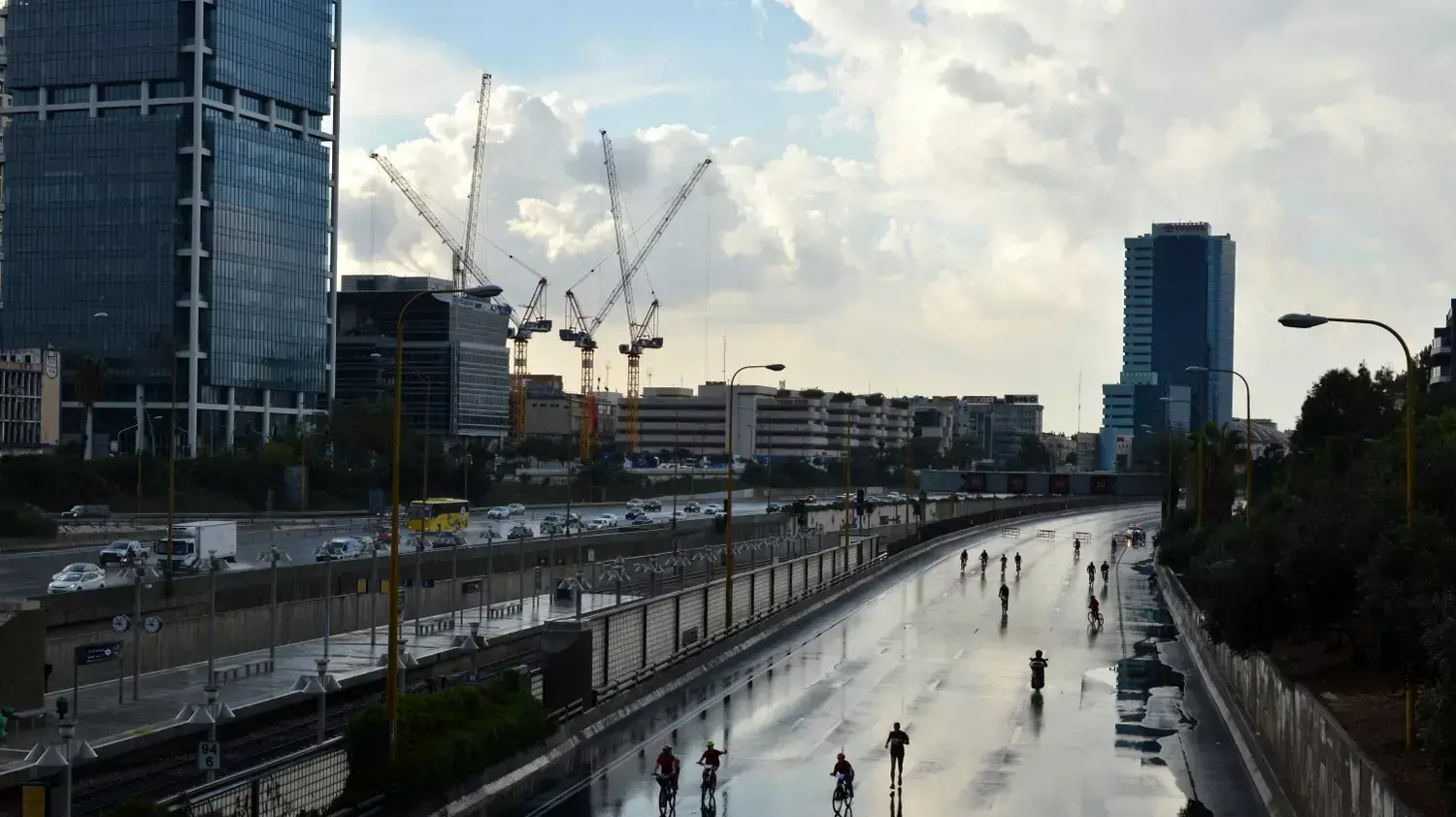 מזג אוויר סוער בתל אביב בערב חג שמחת תורה 15 באוקטובר 2014 מזג אוויר סוער בתל אביב בערב חג שמחת תורה 15 באוקטובר 2014