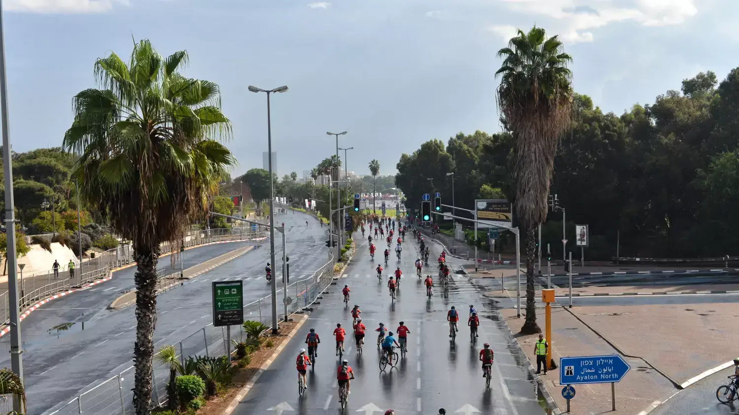 מזג אוויר סוער בתל אביב בערב חג שמחת תורה 15 באוקטובר 2014 מזג אוויר סוער בתל אביב בערב חג שמחת תורה 15 באוקטובר 2014