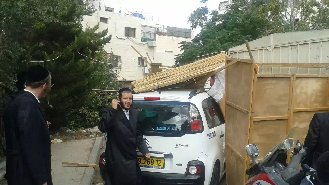 מכונית נתקעה בסוכה בירושלים מכונית נתקעה בסוכה בירושלים