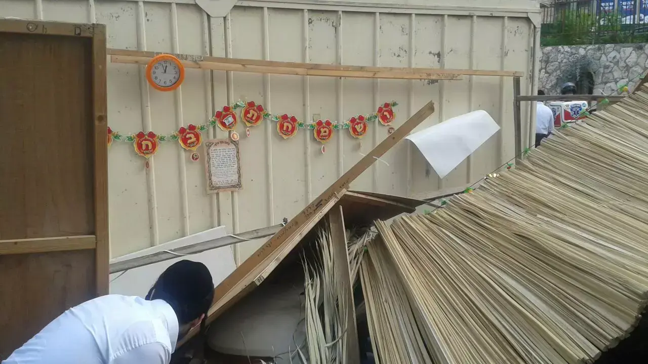 מכונית נתקעה בסוכה בירושלים מכונית נתקעה בסוכה בירושלים