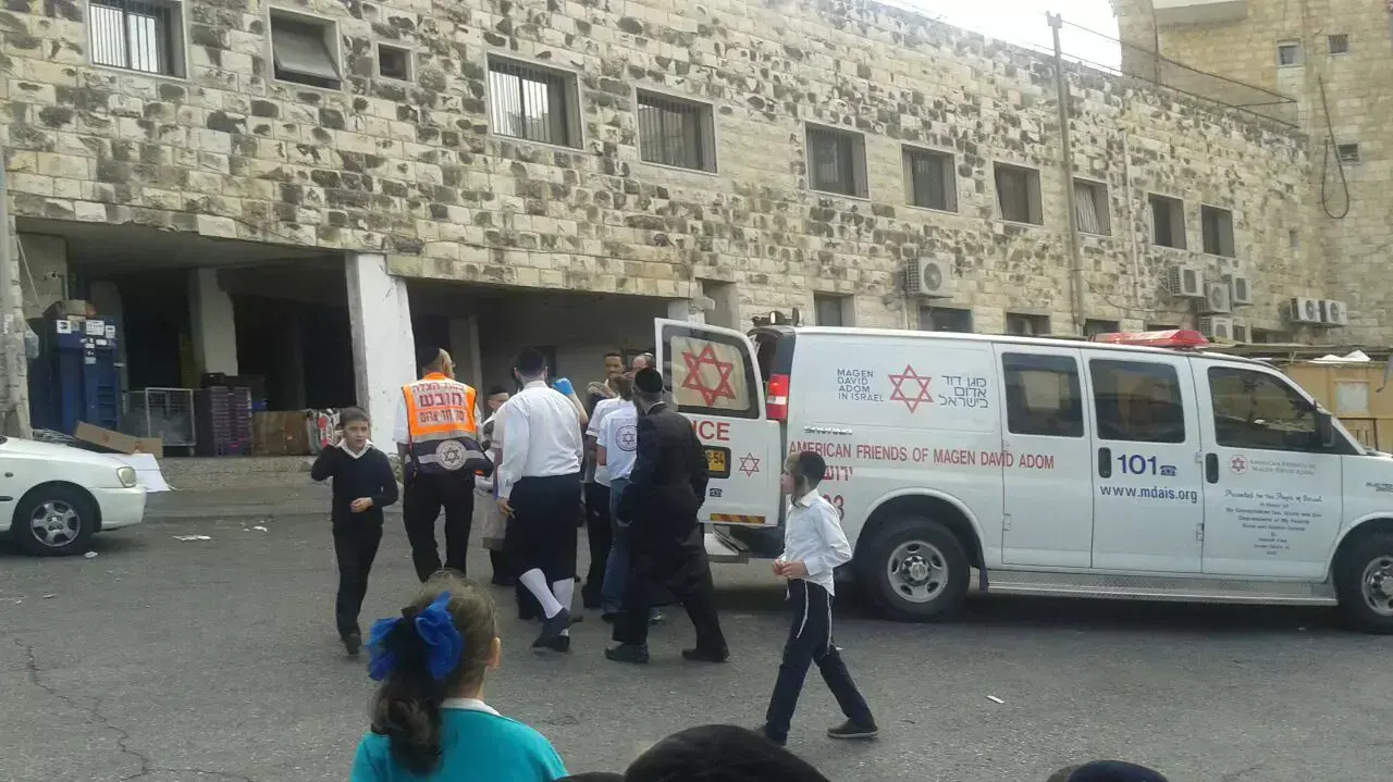 מכונית נתקעה בסוכה בירושלים מכונית נתקעה בסוכה בירושלים