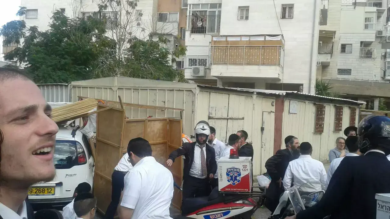 מכונית נתקעה בסוכה בירושלים מכונית נתקעה בסוכה בירושלים