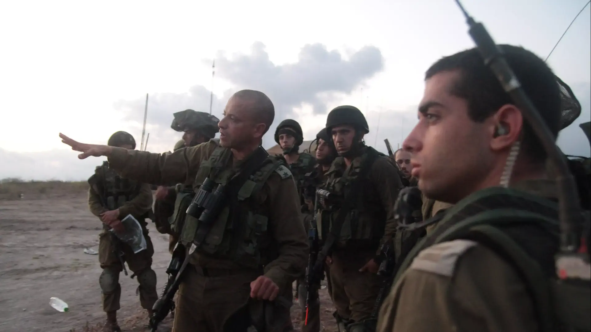 מפקד חטיבת כפיר אלוף-משנה אשר בן לולו עם מפקד גדוד חרוב סגן-אלוף איציק גץ מפקד חטיבת כפיר אלוף-משנה אשר בן לולו עם מפקד גדוד חרוב סגן-אלוף איציק גץ