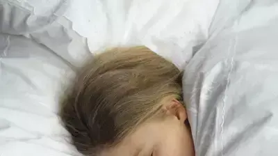 ילדה ישנה ילדה ישנה