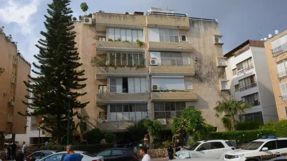 הבניין בהרצליה שבו נמצאה גופתו של גבר בן 60 עם סימן דקירה, אוקטובר 2014 הבניין בהרצליה שבו נמצאה גופתו של גבר בן 60 עם סימן דקירה, אוקטובר 2014