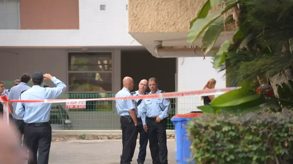 מפקד מרחב ירקון תת-ניצב יהודה דהן בזירת הרצח בהרצליה, אוקטובר 2014 מפקד מרחב ירקון תת-ניצב יהודה דהן בזירת הרצח בהרצליה, אוקטובר 2014