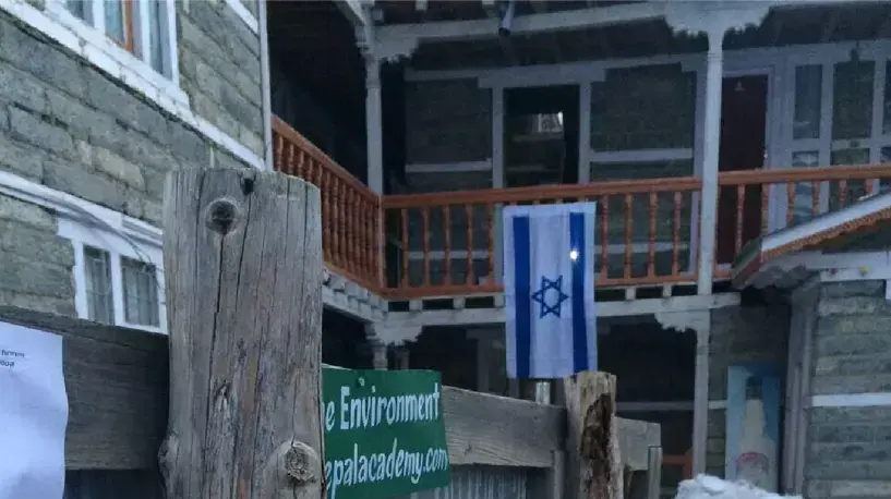 שלט ליצירת קשר עם שגרירות ישראל בנפאל בעקבות מפולת השלגים בהימלאיה