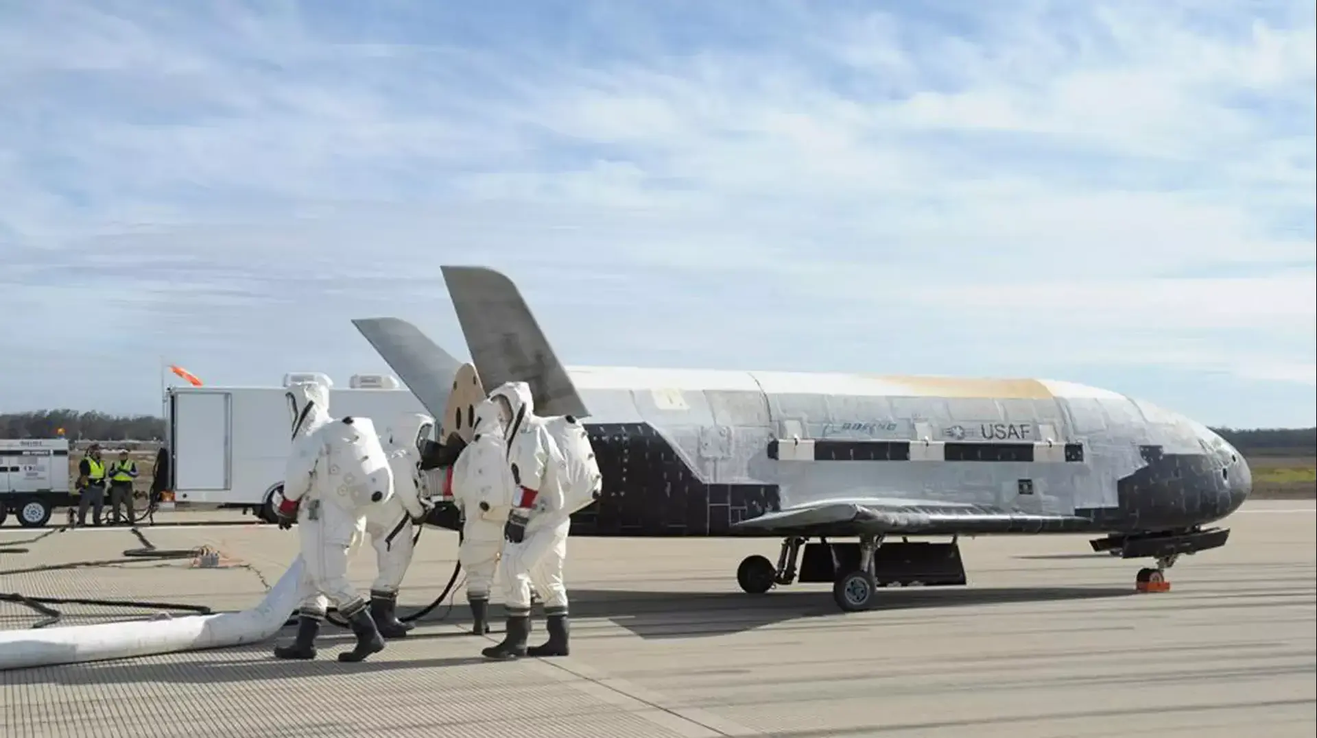 המעבורת X-37B, ששבה מהחלל אחרי כשנתיים, בבסיס חיל האוויר בקליפורניה, 17 באוקטובר 2014
