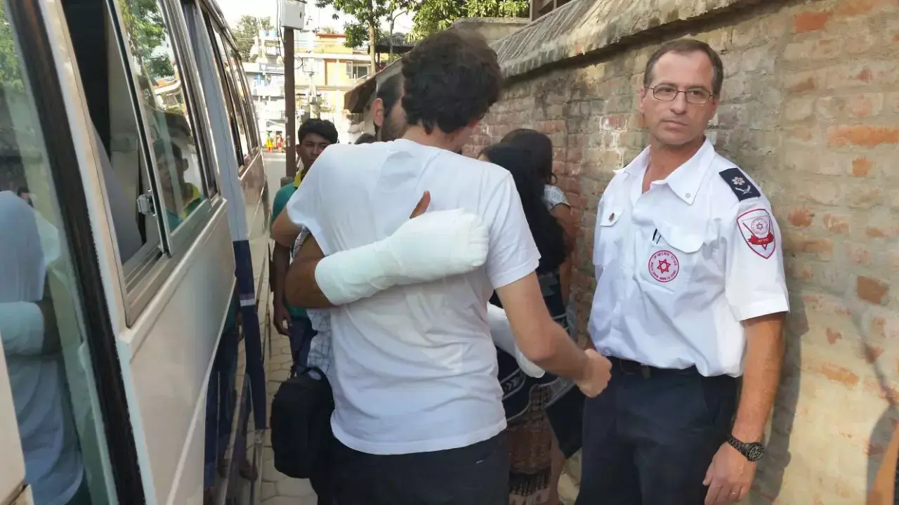 משלחת מד"א לנפאל מטפל בפצועים הישראלים בבית החולים בקטמנדו
