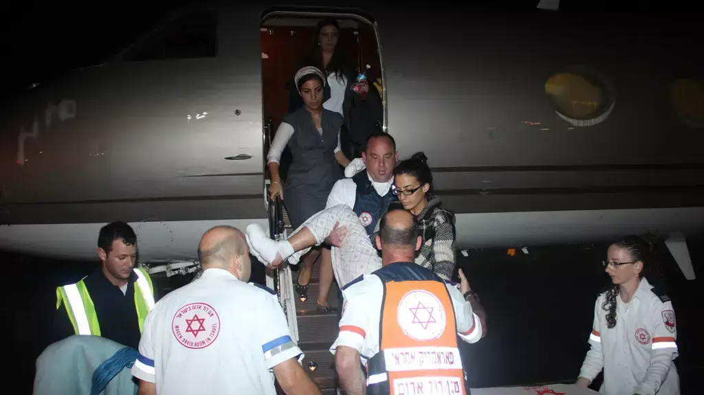 פצועים ישראלים מנפאל נוחתים בישראל 19.10.2014 פצועים ישראלים מנפאל נוחתים בישראל 19.10.2014