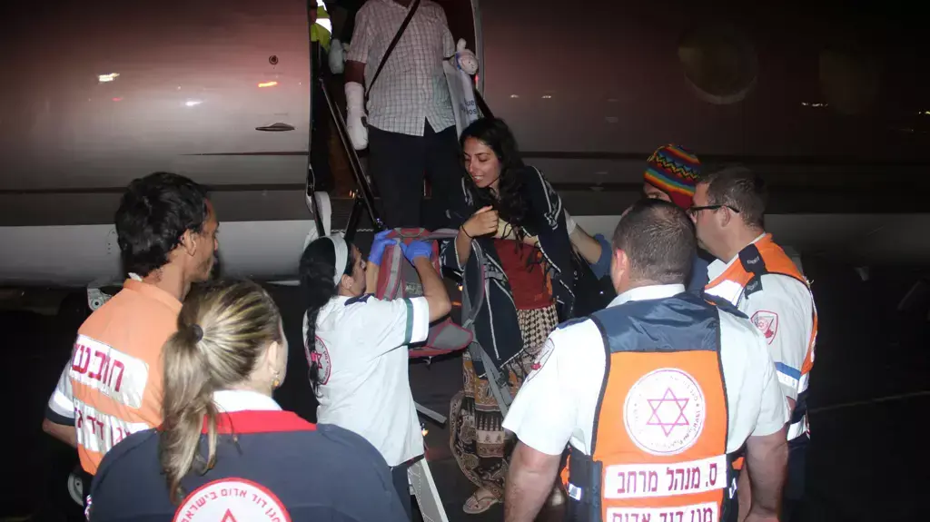 פצועים ישראלים מנפאל נוחתים בישראל 19.10.2014 פצועים ישראלים מנפאל נוחתים בישראל 19.10.2014