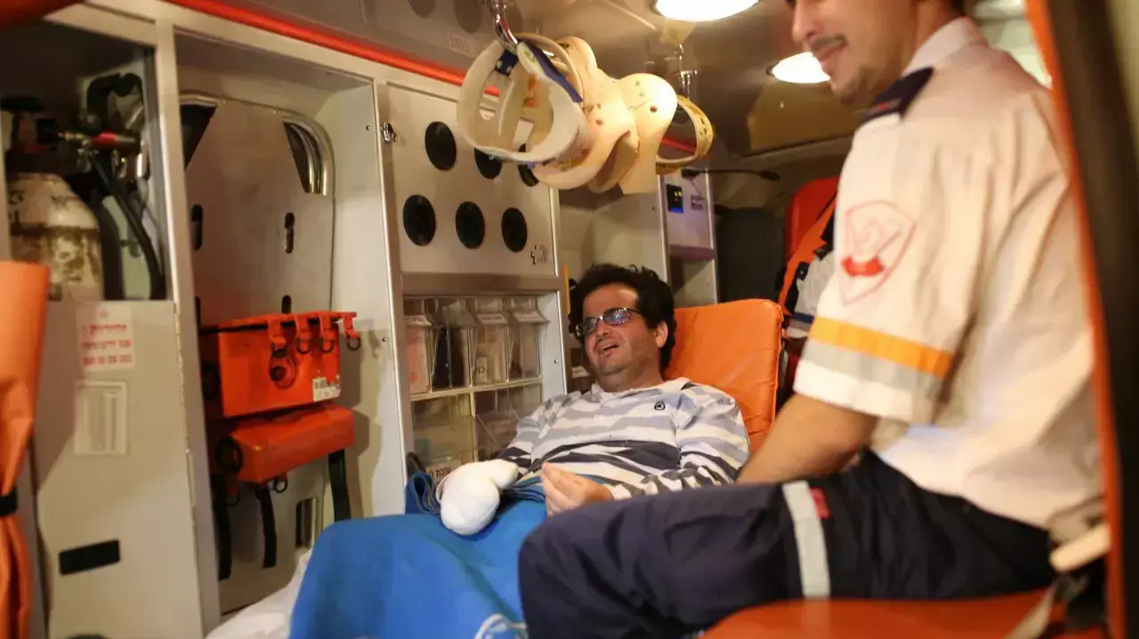 פצועים ישראלים מנפאל נוחתים בישראל 19.10.2014 פצועים ישראלים מנפאל נוחתים בישראל 19.10.2014