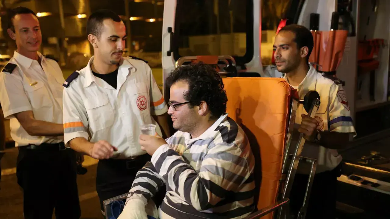 פצועים ישראלים מנפאל נוחתים בישראל 19.10.2014 פצועים ישראלים מנפאל נוחתים בישראל 19.10.2014