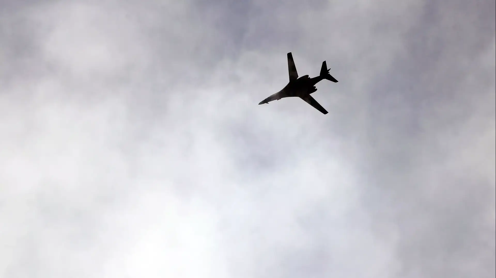 מפציץ אמריקני מדגם B-1 בשמי העיר הסורית כובאני - אוקטובר 2014 מפציץ אמריקני מדגם B-1 בשמי העיר הסורית כובאני - אוקטובר 2014