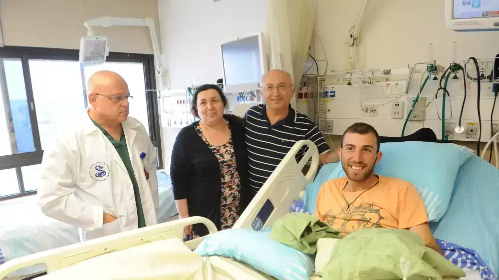 ספיר מור מיכאל שנפצע בנפאל עם הוריו ופרופ' אייל וינקלר בבית החולים תל השומר ספיר מור מיכאל שנפצע בנפאל עם הוריו ופרופ' אייל וינקלר בבית החולים תל השומר