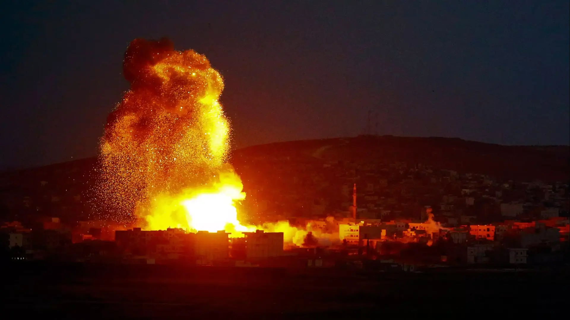 עשן ואש מיתמרים מכובאני לאחר הפצצות כוחות הקואליציה, 18 באוקטובר 2014 עשן ואש מיתמרים מכובאני לאחר הפצצות כוחות הקואליציה, 18 באוקטובר 2014