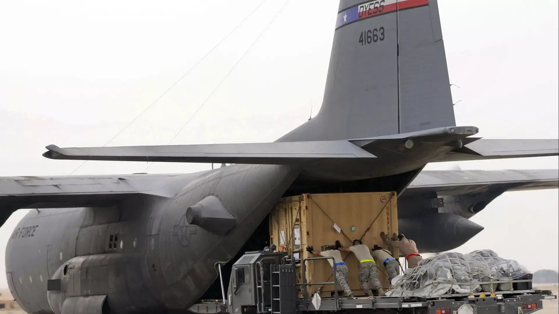 מטען מועלה למטוס הרקולס אמריקני C-130 c בעיראק 2013 מטען מועלה למטוס הרקולס אמריקני C-130 c בעיראק 2013