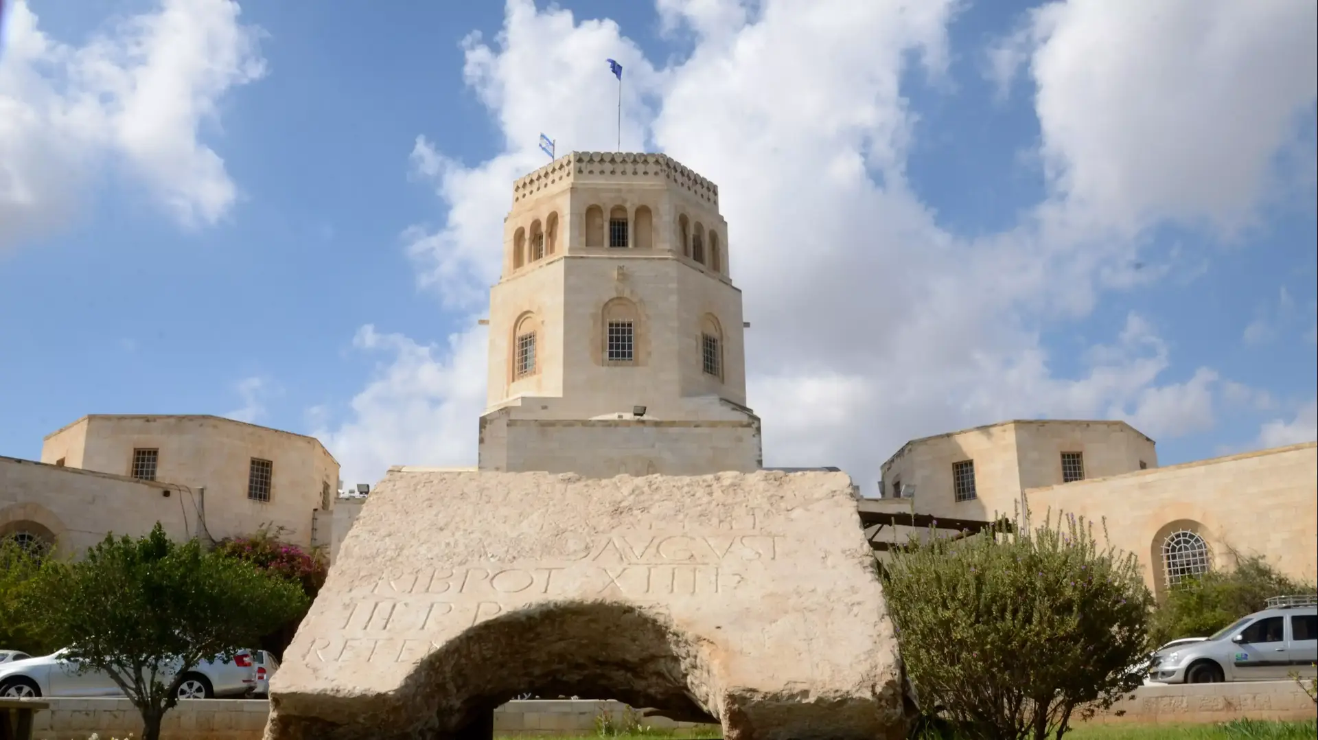 כתובת הנצחה נדירה בת 2000 שהוקדשה לקיסר הדריאנוס נחשפה בירושלים בחפירות של רשות העתיקות סמוך לשער שכם, אוקטובר 2014