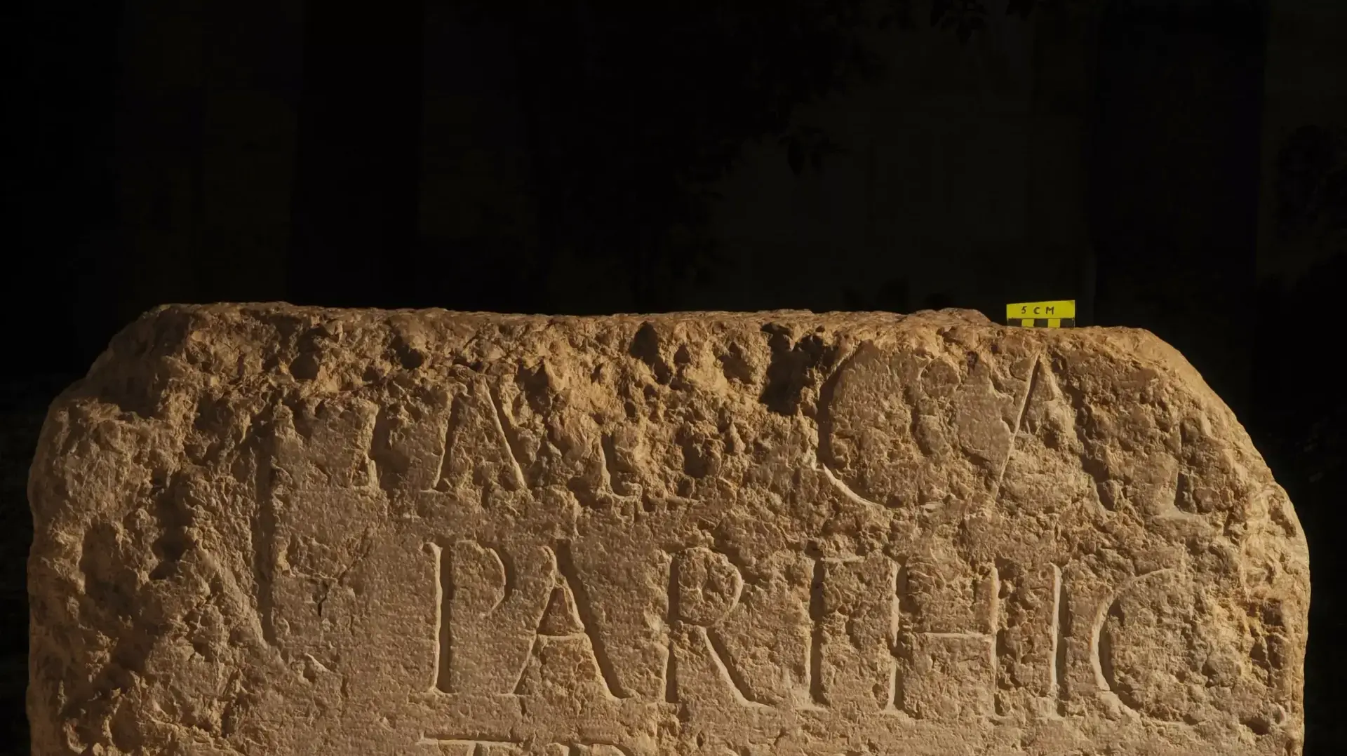 חציה השני של הכתובת שנחשף לפני 100 שנה וממוקם בחצר המוזיאון הפרנציסקני שבסמוך לשער האריות., אוקטובר 2014 חציה השני של הכתובת שנחשף לפני 100 שנה וממוקם בחצר המוזיאון הפרנציסקני שבסמוך לשער האריות., אוקטובר 2014